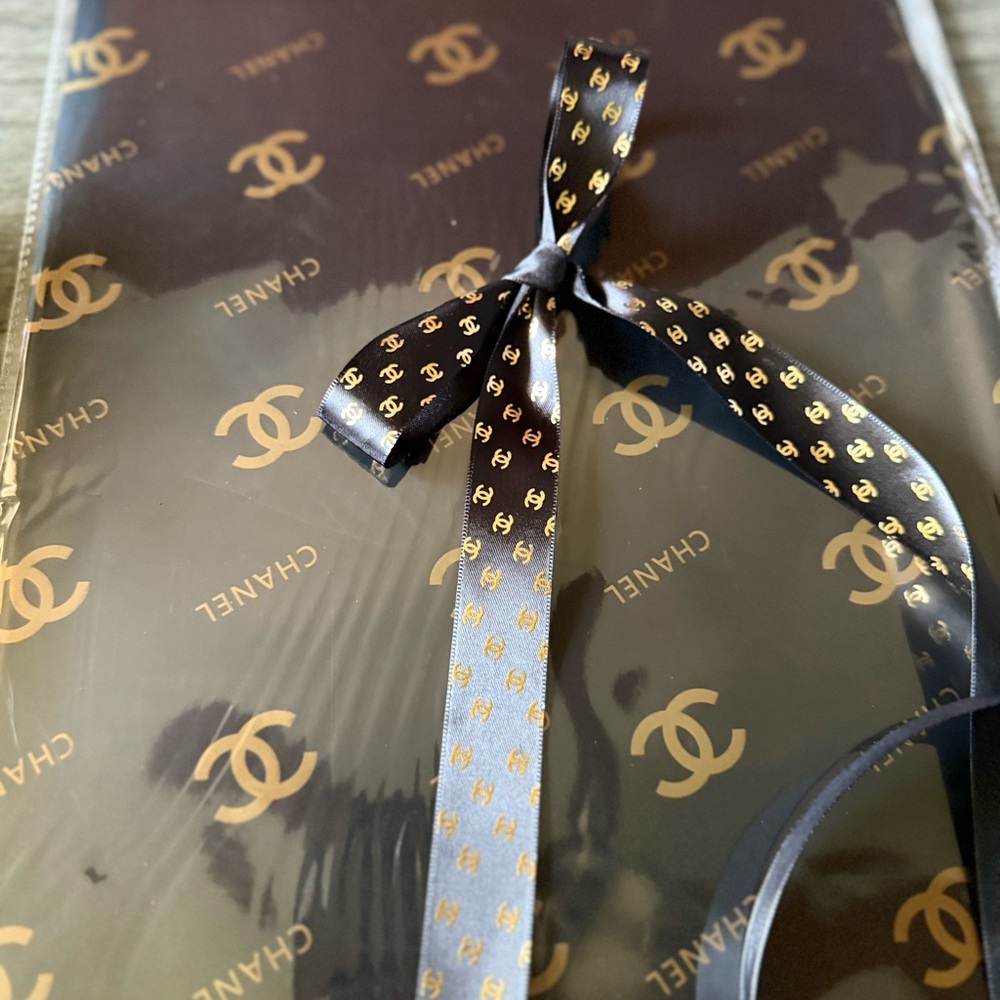 Luxury Floral Wrapping Set – 20 Gold Print Sheets + 5 Yards Ribbon”